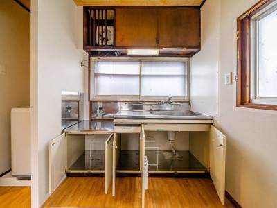 キッチンの写真となります。床下収納があります。