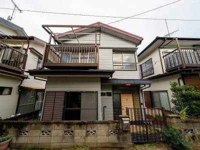 物件の前と両側面に庭があります