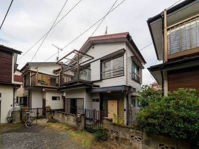 二階建て、ベランダ付きの戸建てです