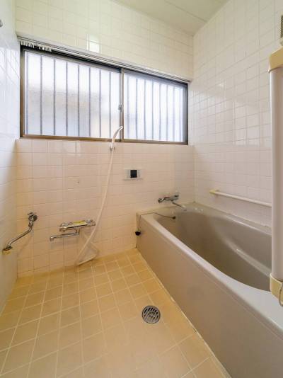 お風呂は追い炊き付きです。ご高齢者の方用に手すりがあります。