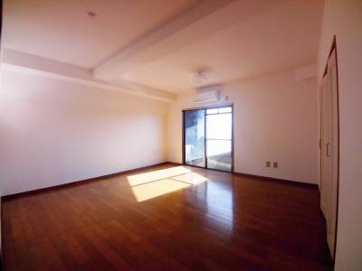 １０帖の洋室　明るさ抜群