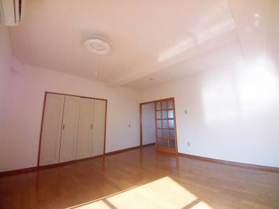 10帖の洋室　日差しばっちり。