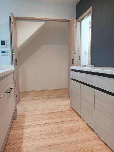 階段下収納　日々のクローゼット　　パントリーとしても活躍♪