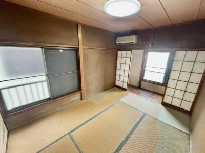２階和室には広縁があり、日当たりが良いので読書に最適です