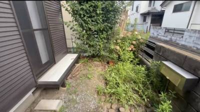 １階和室前の小庭。間も無く草刈り等により生まれ変わります。