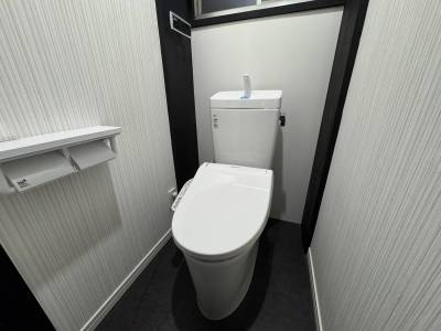 温水洗浄便座付き、節水トイレ　2連紙巻器