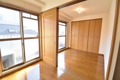 間仕切り　掃出し窓2枚　奥収納