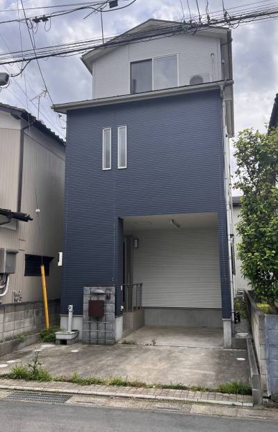 建物外観、左側のポスト前に軽自動車1台停められます