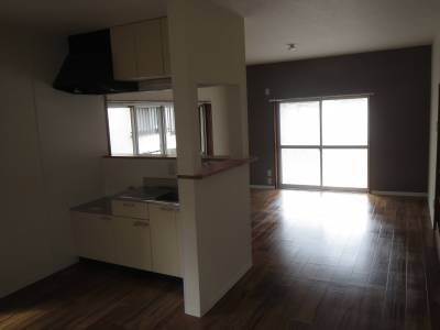 キッチンからリビングダイニング