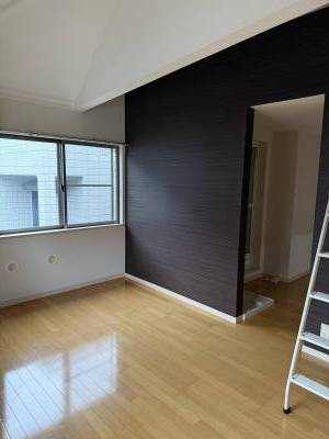 ダークブラウンのおしゃれなアクセントクロスで落ち着いた雰囲気