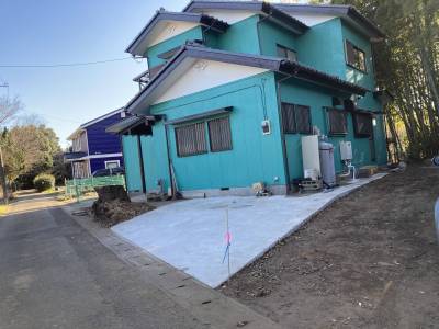 外観写真　敷地内駐車スペースと隣接駐車場も見えます。