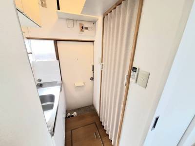 キッチンの上部にも収納棚多め