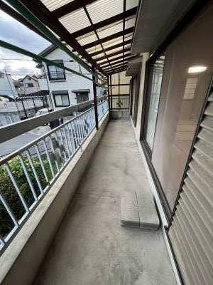 2階広々屋根付きバルコニー♪