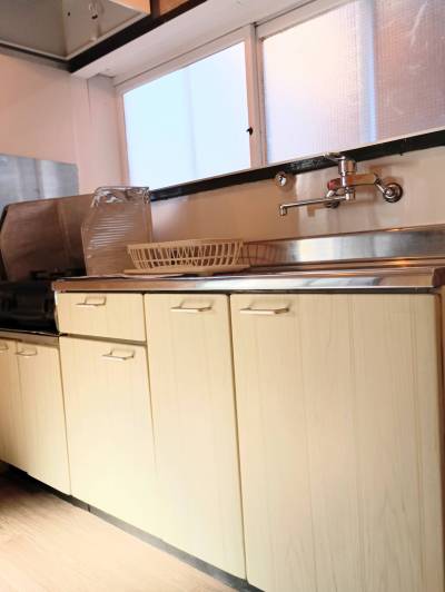 換気扇、フード、混合水栓、ガスコンロ、設置済みです。