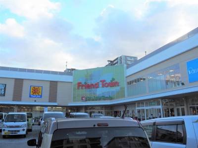 近所にスーパーがありとっても便利です。