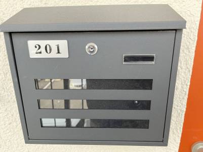 お部屋のすぐ外に専用ポストがあります