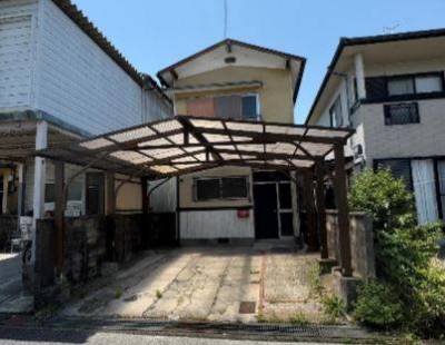 屋根付きガレージで雨の日も濡れずに楽々乗り降り。軽2台可