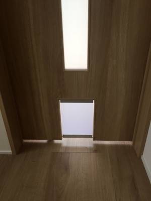 扉を閉めたままでもペット専用の通行窓で自由に通行可能です。