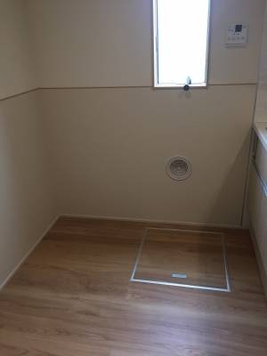 冷蔵庫や食器棚を置いても広々で床下収納もあります。