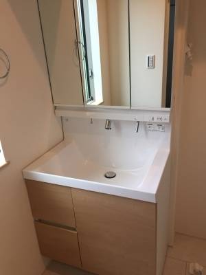 独立洗面化粧台で収納もたっぷりです。