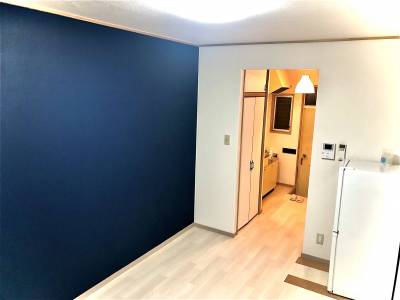 壁一面にアクセントを付けて落ち着いた部屋の雰囲気にしました。