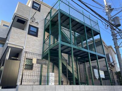 グリーン（ヴェルデ）の階段が印象的な外観