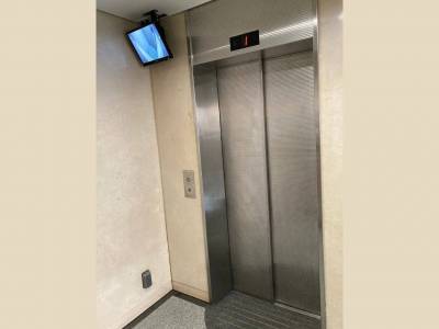 テレビ付きエレベーター