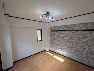 おしゃれな4灯シーリングライトにアクセントクロスです。