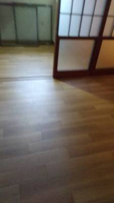 １階４畳半、新しいフローリングです。