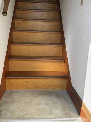 玄関から内階段を上がって頂きます
