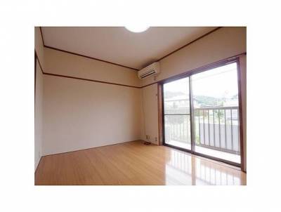 ベランダ側のお部屋から窓側を撮影した写真です