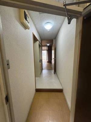玄関から部屋奥に向かって。
