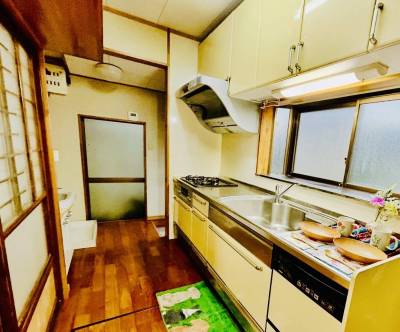 食器洗濯機、三つコンロ、広い収納棚で美味しい料理が作れます。