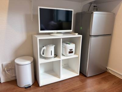 部屋には専用のポット、炊飯器も備え付けで簡単な自炊も可能