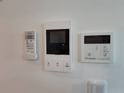 左からエアコン用リモコン、カラーモニター、給湯コントローラー