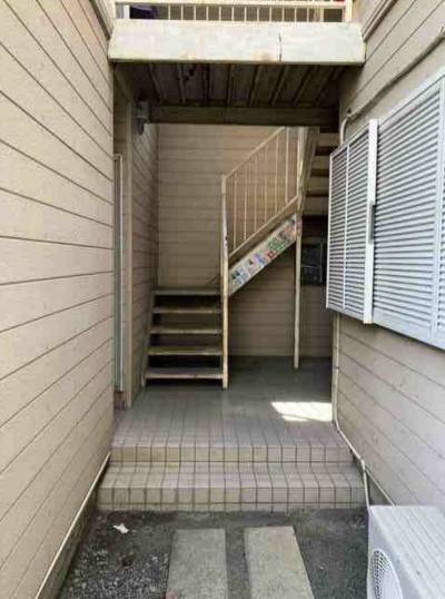 隣室とは階段を挟んでいるので、隣の音が聞こえないです。