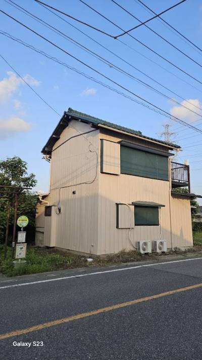 バス停隣接で交通便利です。