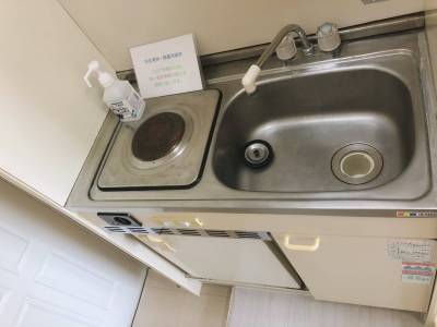 キッチン。ミニ冷蔵庫付