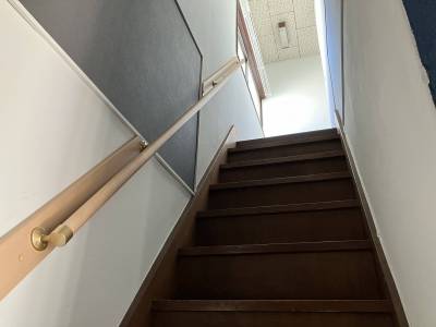 2階への階段（手すり付き）