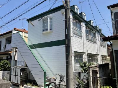 外観。普通サイズの段ボールが入る大型の共用宅配ボックスあり。