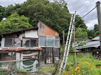 古い物置と畑あります。奥に湧き水があります。