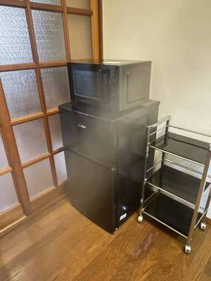 キッチンには冷蔵庫、電子レンジ、棚が設置済み。