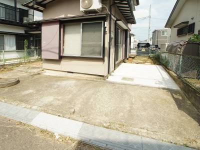軽自動車クラスの小型車なら2台駐車可能です♪