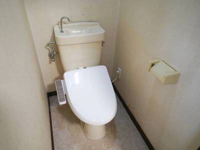 トイレは、温水洗浄便座付きです。