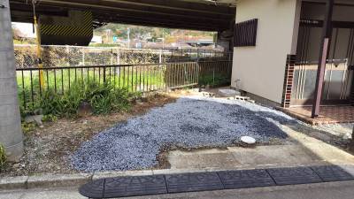 駐車スペース。前面道路は約５ｍ幅