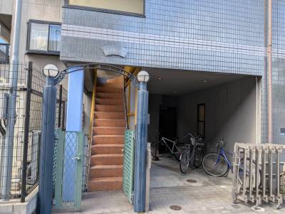 住戸入口と自転車置場