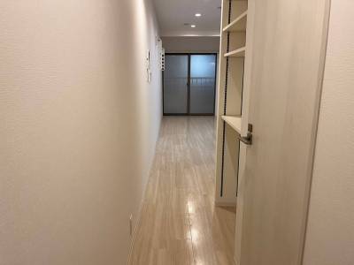 玄関から奥へ。