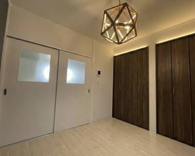 手前の部屋はアクセントクロスで仕上げてます♪