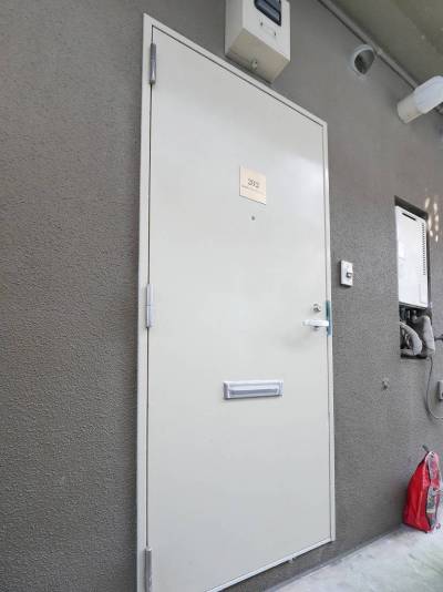 玄関前は屋根付きです