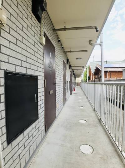 共用廊下も高圧洗浄と塗装できれいに整えております♪